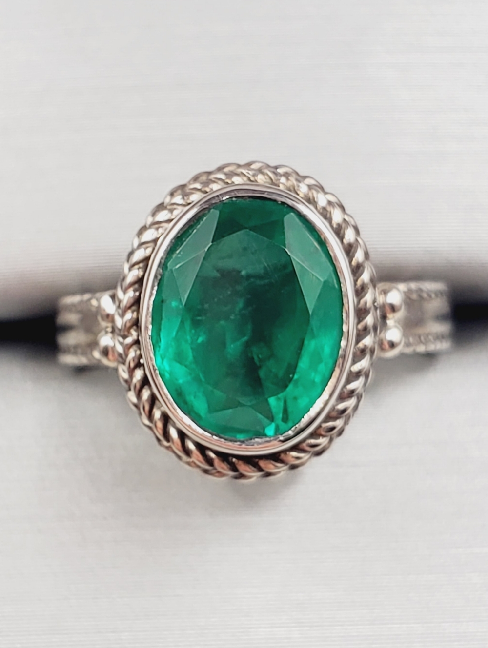 Oval Emerald Green Quartz & 925 Sterling Silver Bezel Set - Rope Design Ring